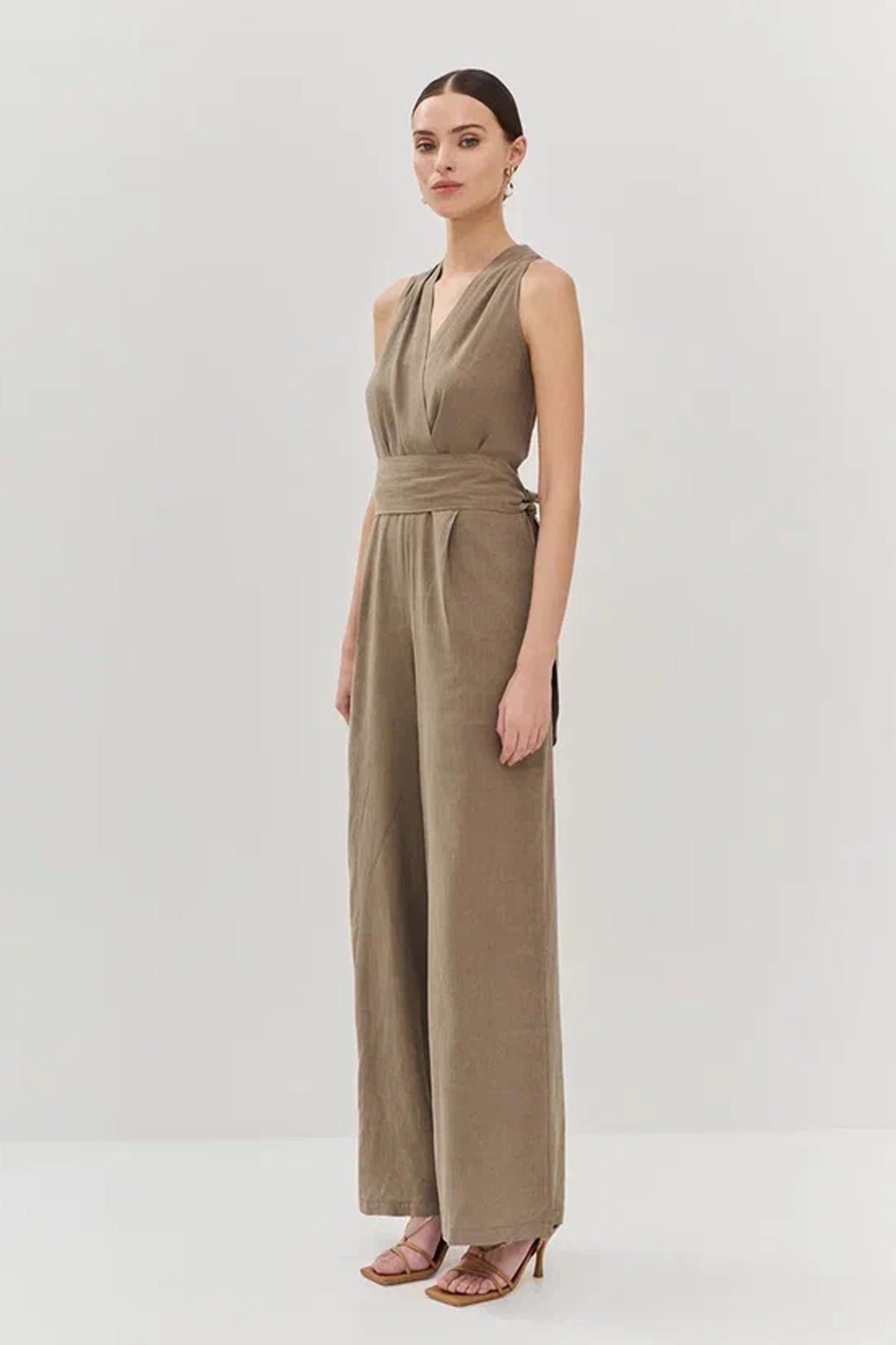 Комбинезон коричневого цвета с широкими штанинами, 50р