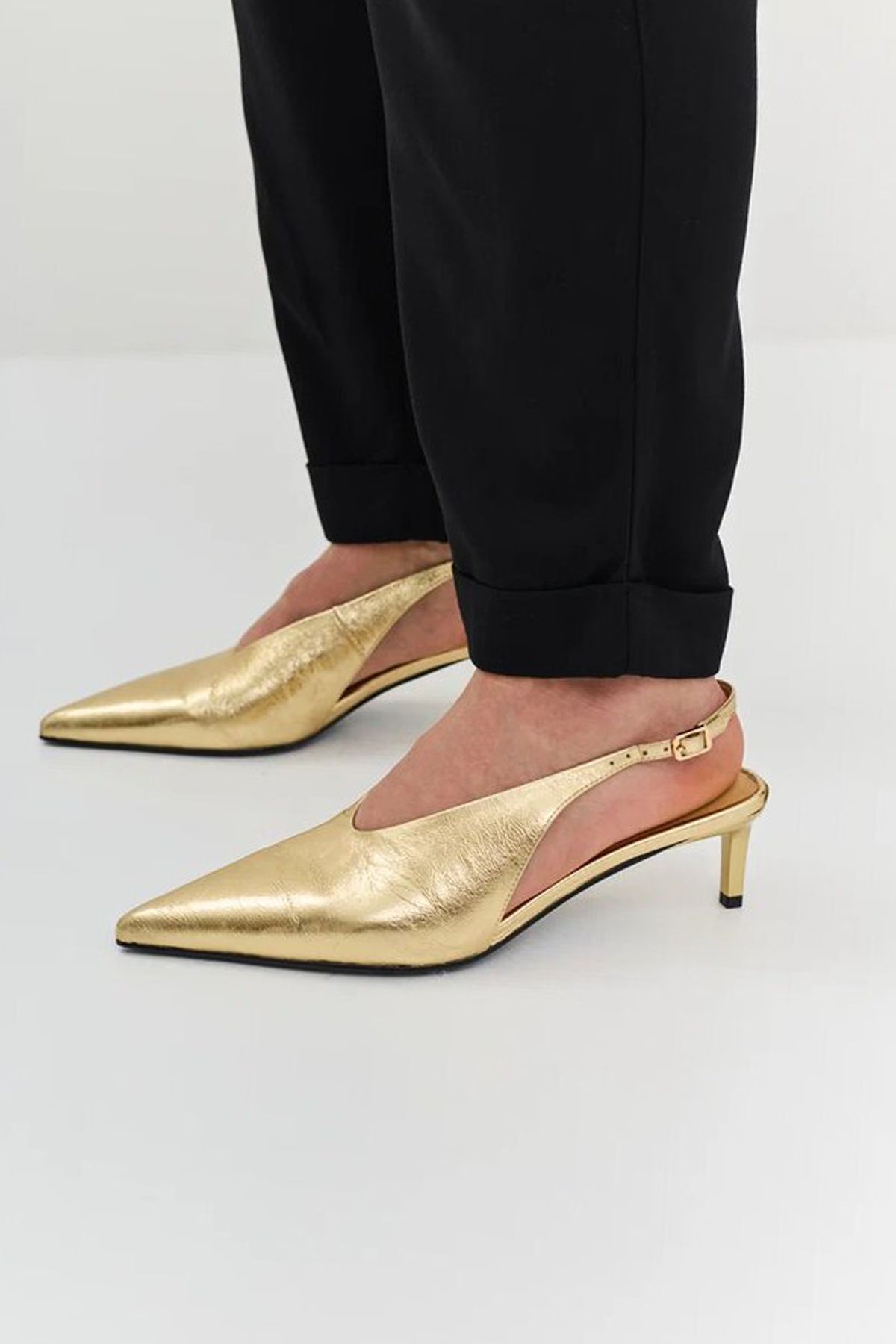 Брюки чёрного цвета с резинкой на талии и карманами, 54р