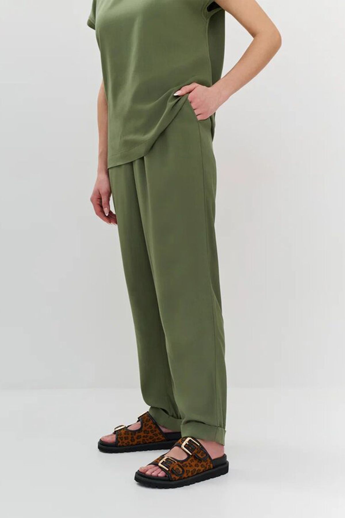 Брюки оливкового цвета с резинкой на талии и карманами, 46р