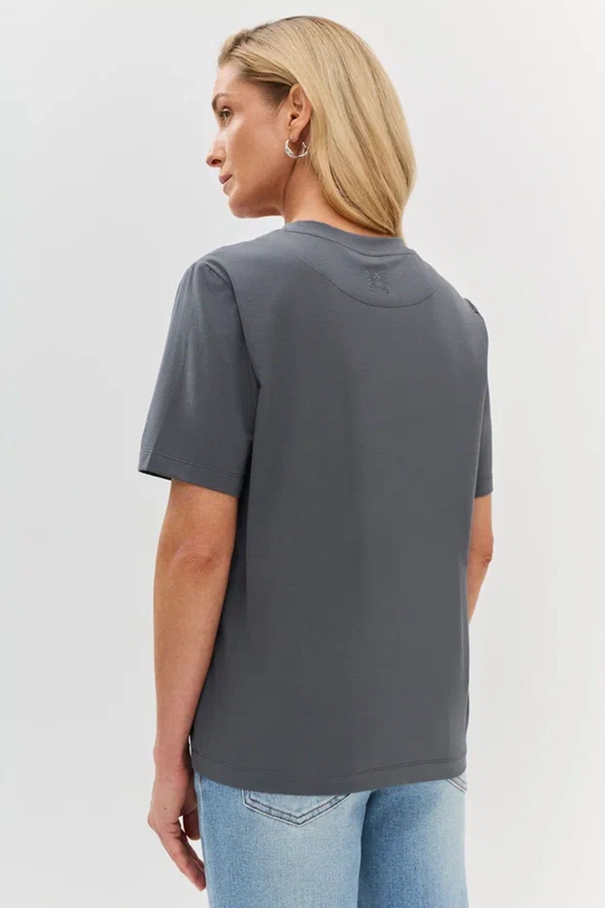 Футболка с аппликацией из страз и декором на спинке, 52р