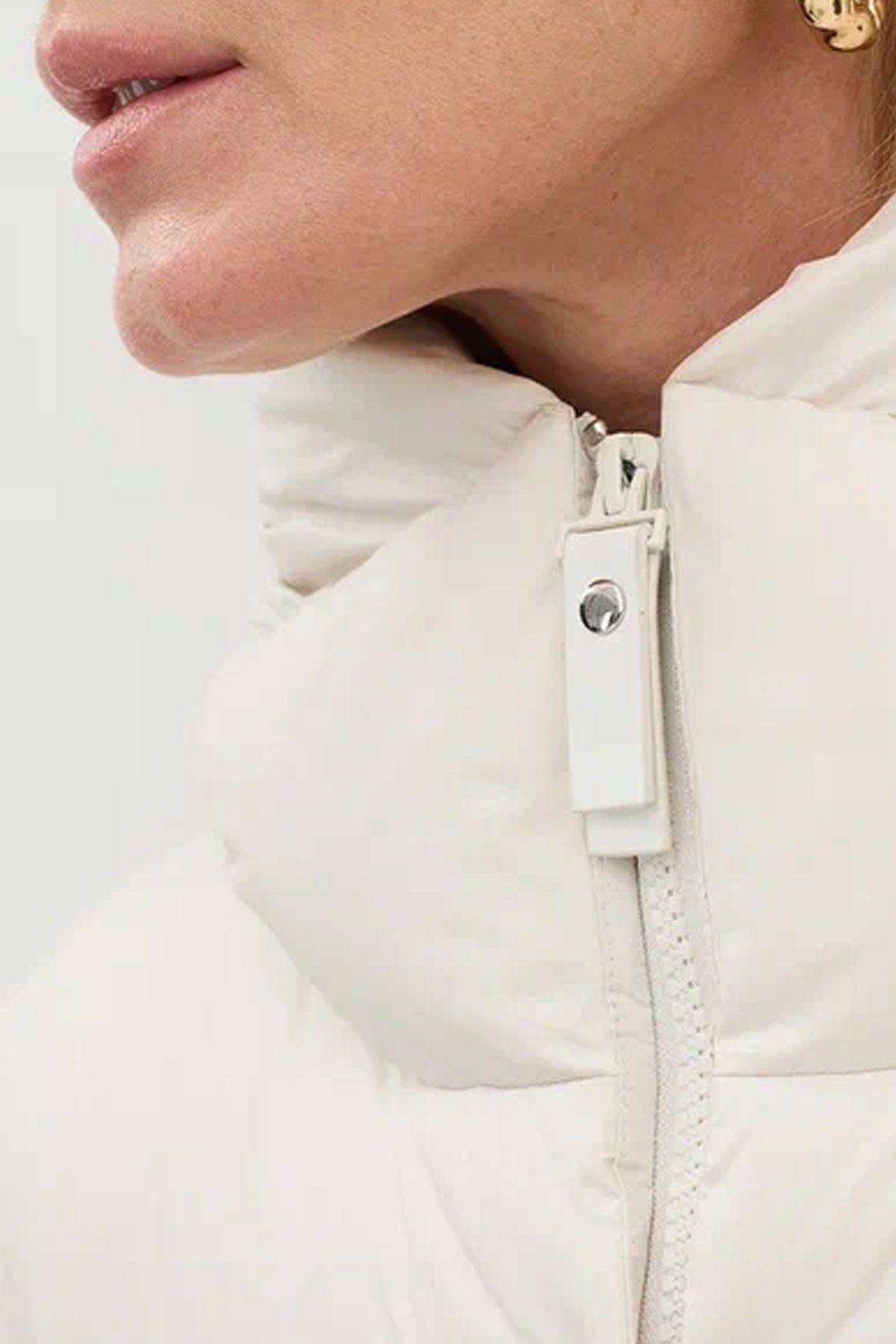 Удлиненное пальто свободного силуэта из натурального пуха в светло-бежевом цвете, 52р