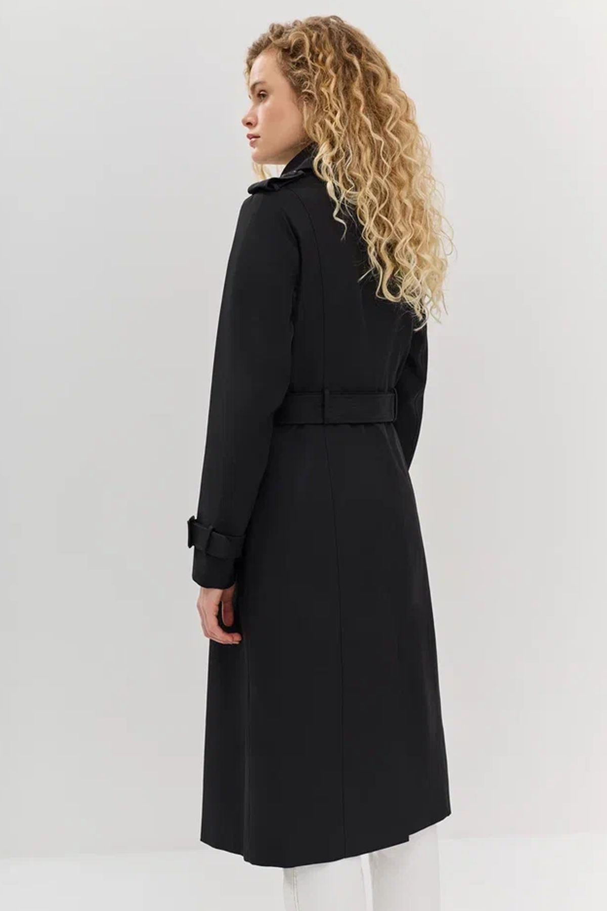 Классический плащ приталенного силуэта в черном цвете, 52р