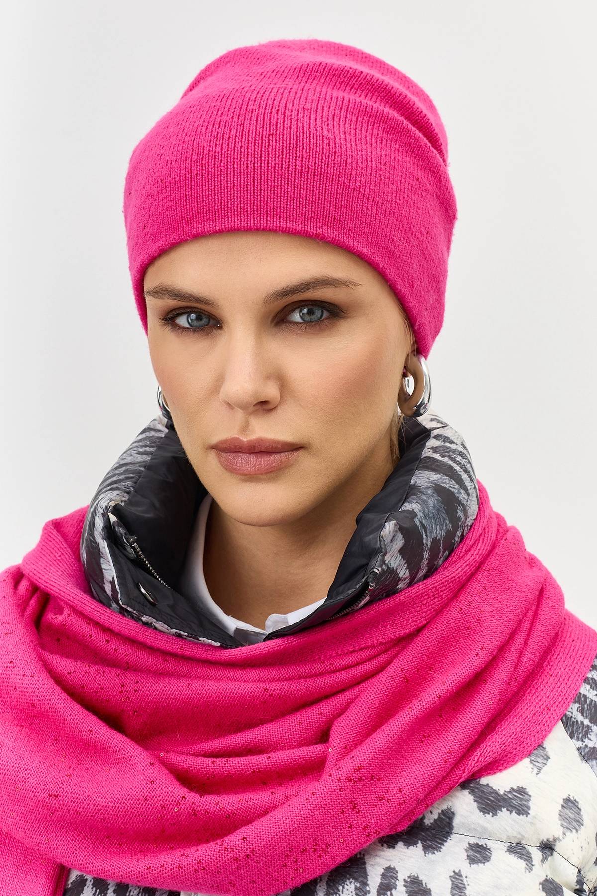 Розовая тонкая шапка с пайетками, One