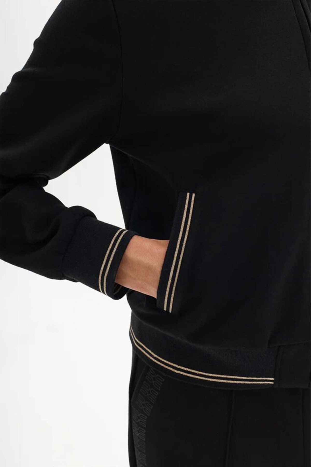 Джемпер с акцентными трикотажными вставками, 44р