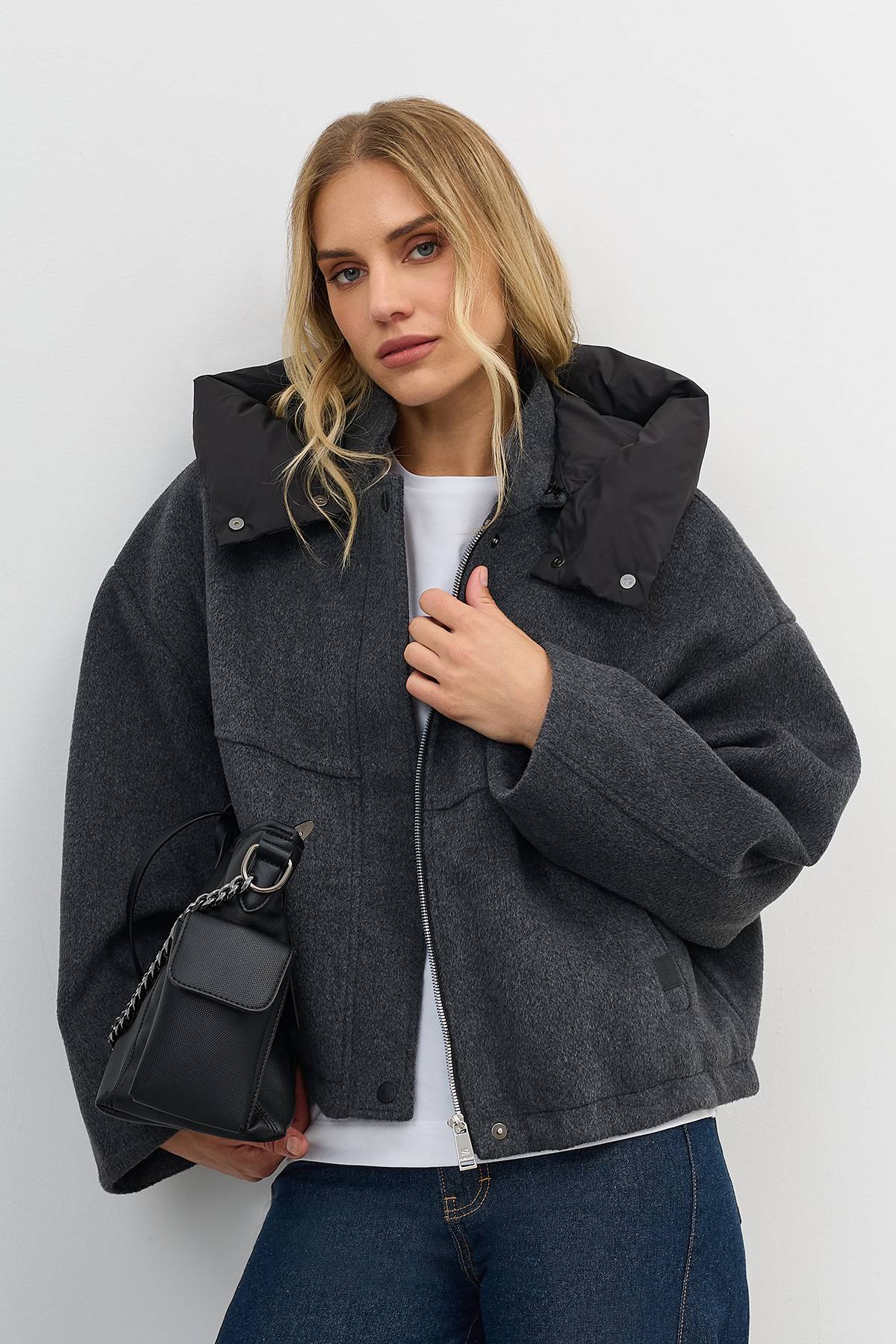 Лимитированная серия куртка с светло-серым палантином, 40