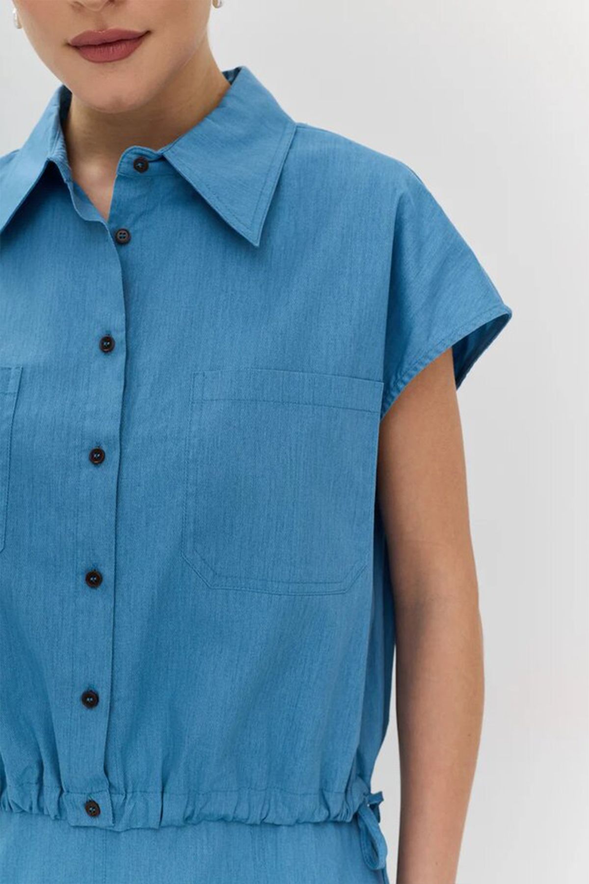 Укороченная блузка голубого цвета с контрастными пуговицами, 52р