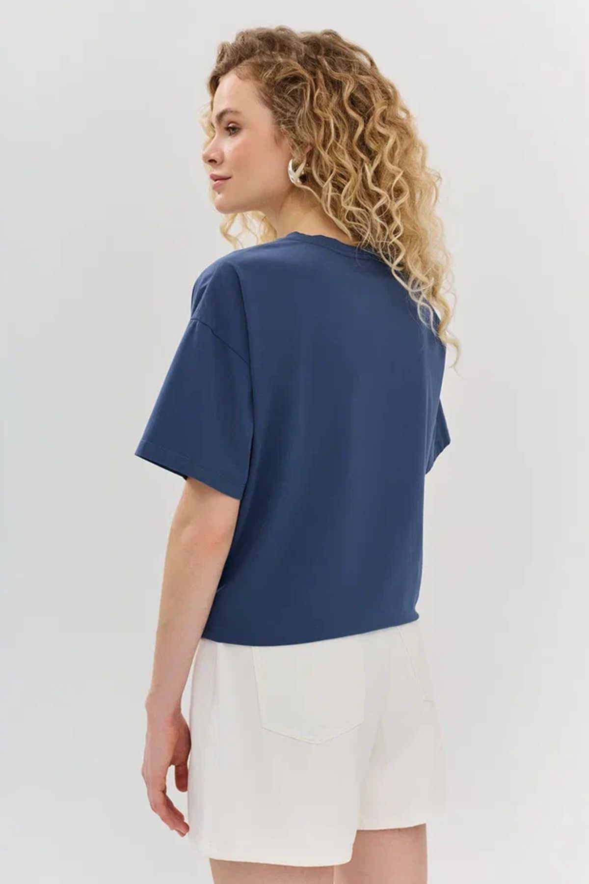 Футболка из эластичного хлопка с яркой вышивкой в темно-синем цвете, 50р