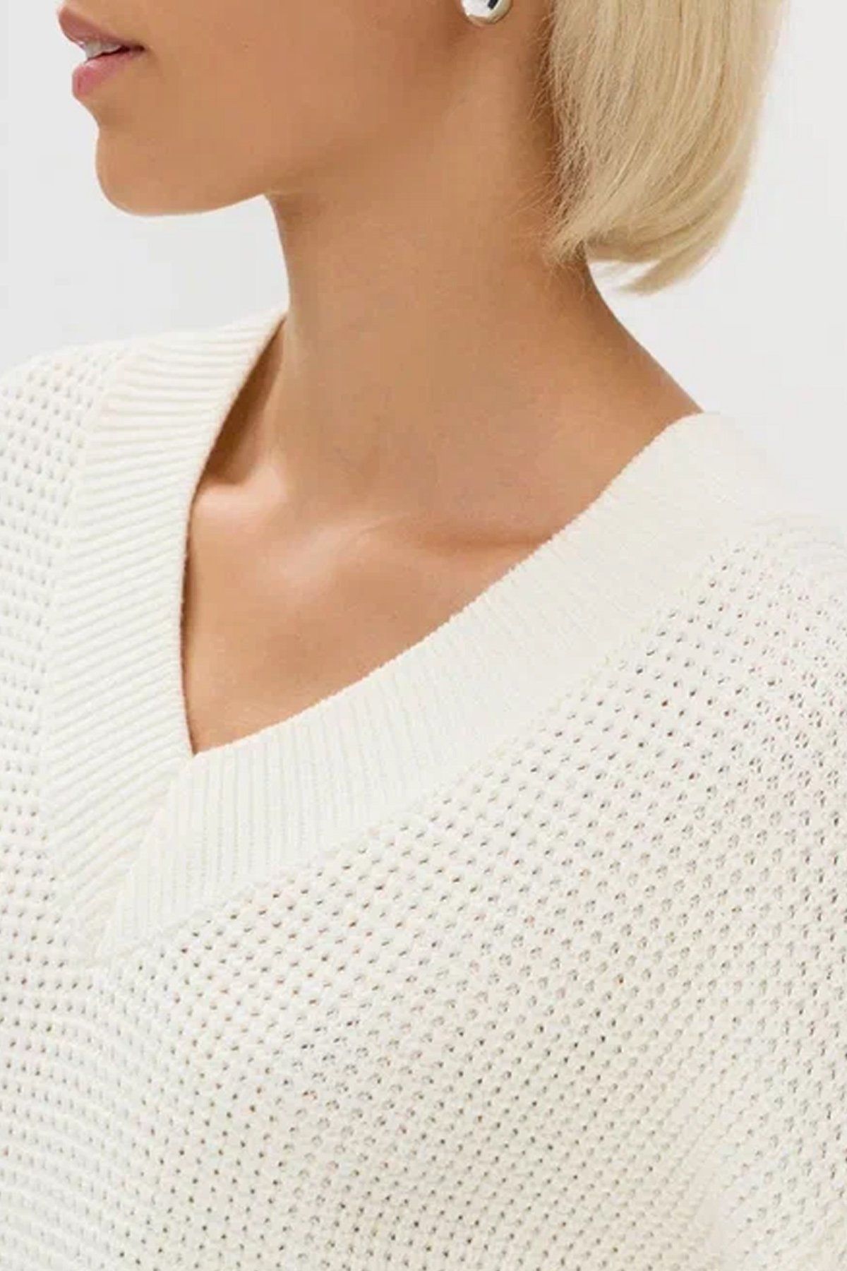 Удлиненный объемный джемпер крупной вязки в молочном цвете, 42р