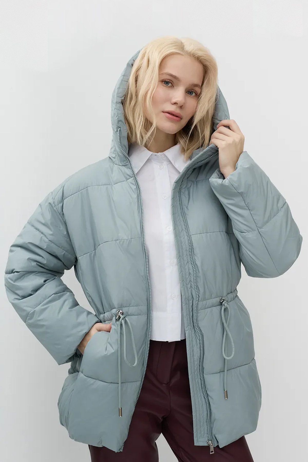 Удлиненная куртка с объемным капюшоном в сером цвете, 48р