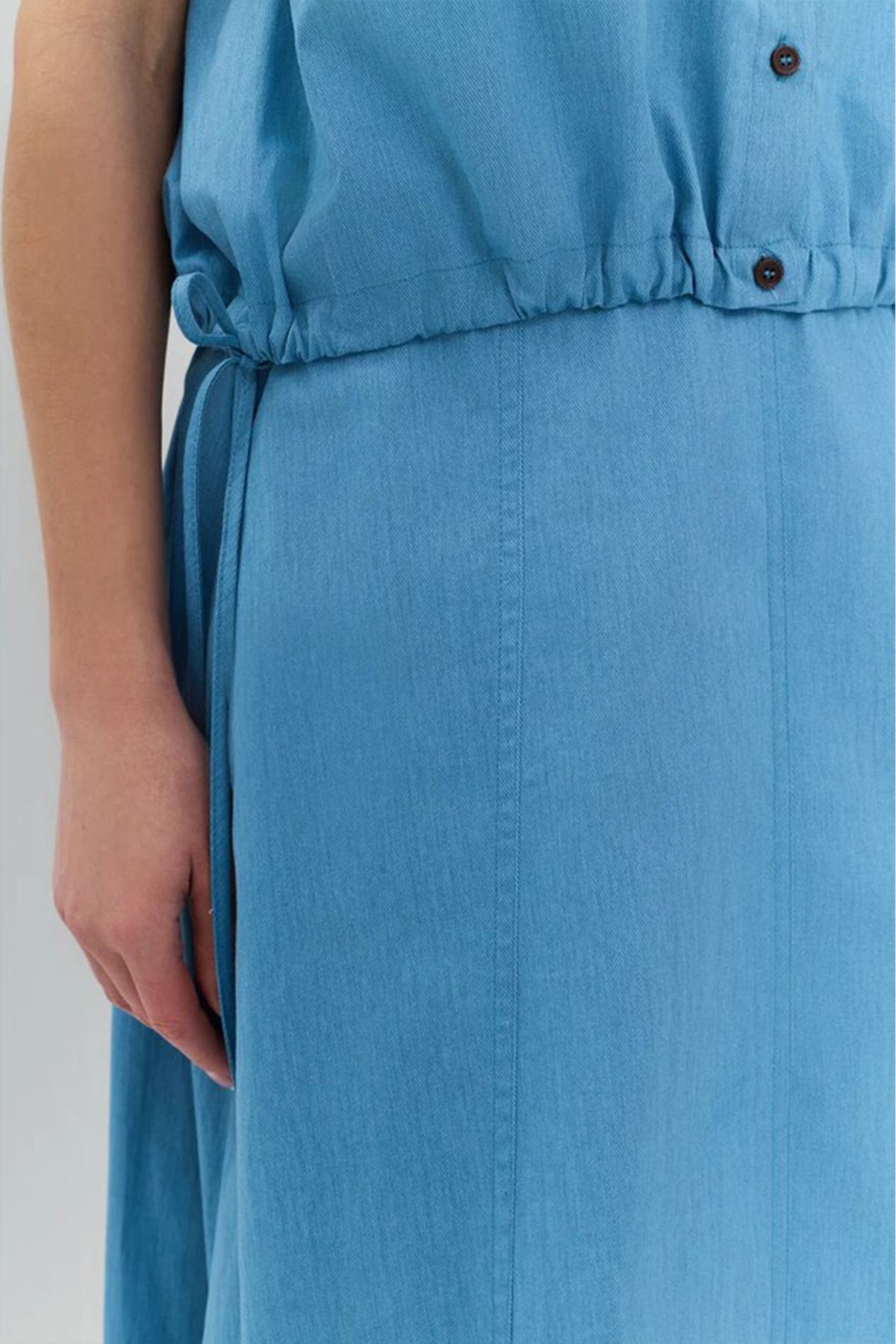 Укороченная блузка голубого цвета с контрастными пуговицами, 52р