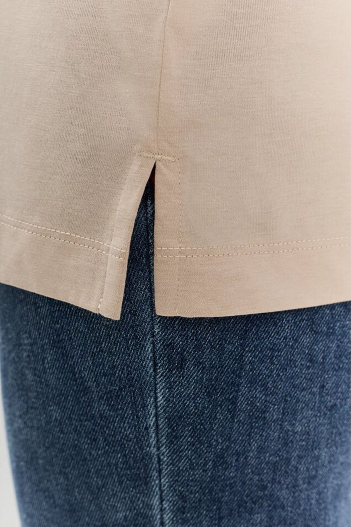 Стильная футболка с принтом из страз, 52р