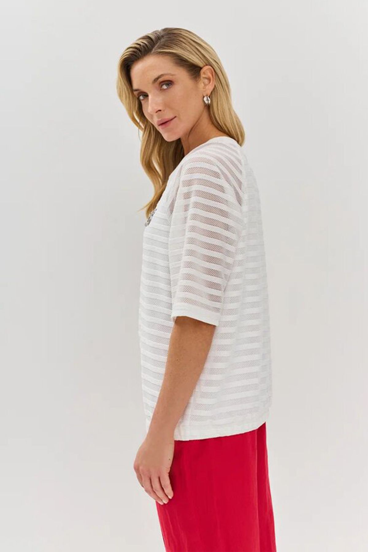 Блузка из полупрозрачной ткани с вышивкой, 42р