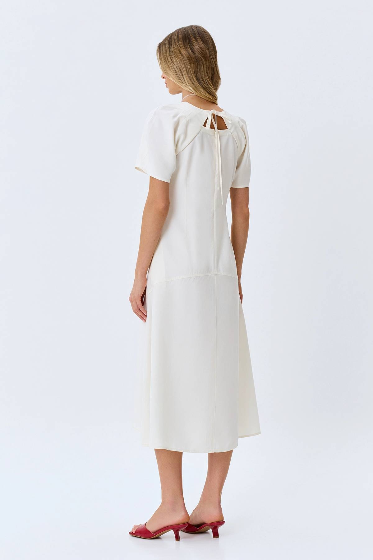Платье А-силуэта с деталью на спинке в белом цвете, 52