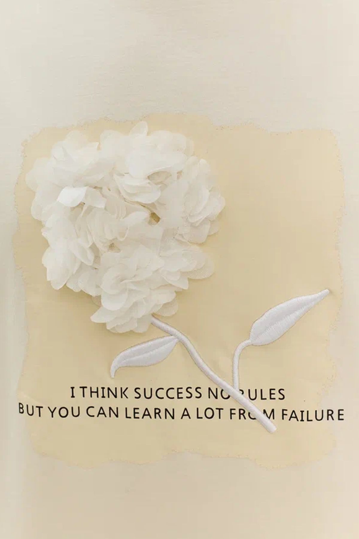 Футболка молочного цвета с объёмной аппликацией и надписью, 46р