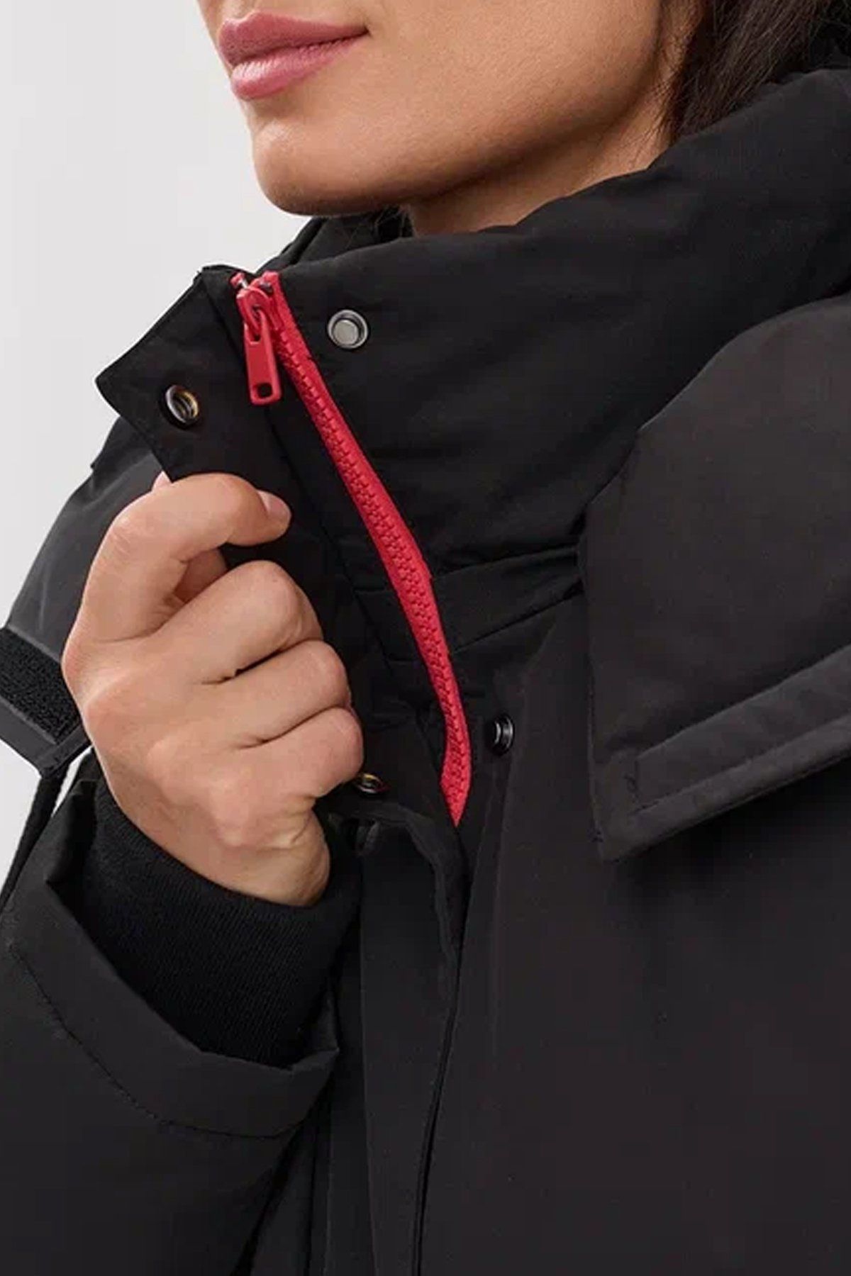 Куртка в спортивном стиле с контратной отделкой в черном цвете, 50р