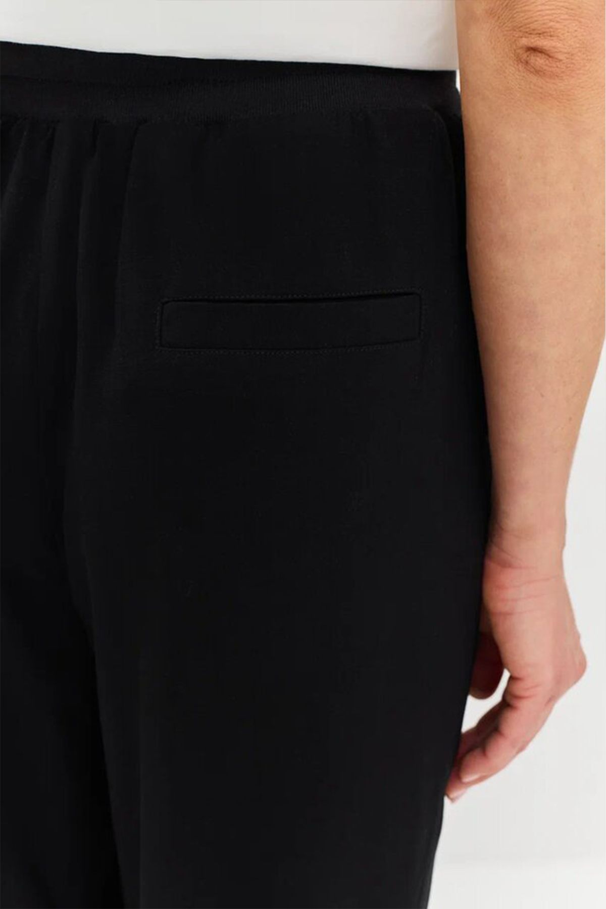 Брюки чёрного цвета с резинкой на талии и карманами, 54р