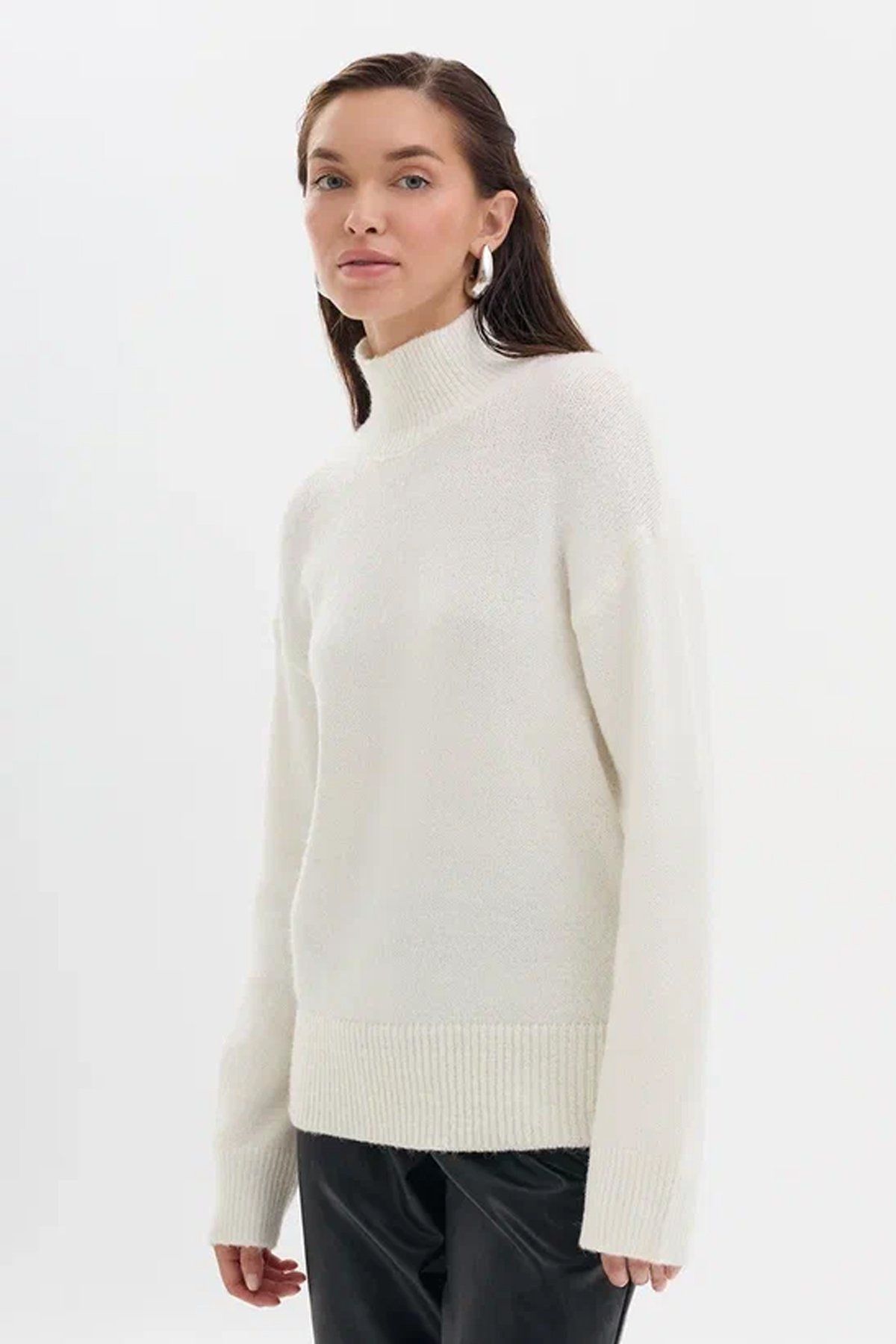 Трикотажный джемпер с воротником-стойкой, 52р.