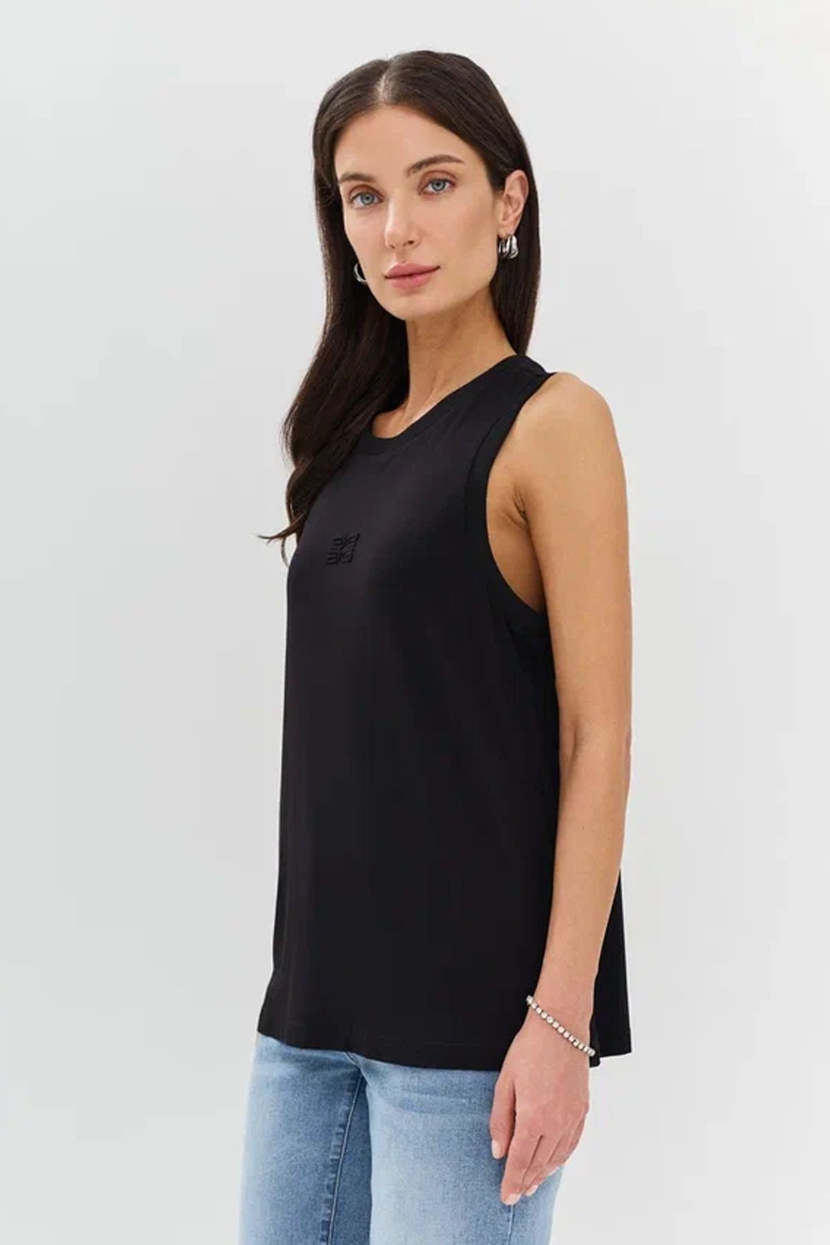 Топ чёрного цвета без рукавов с объёмным брендированным декором, 42р