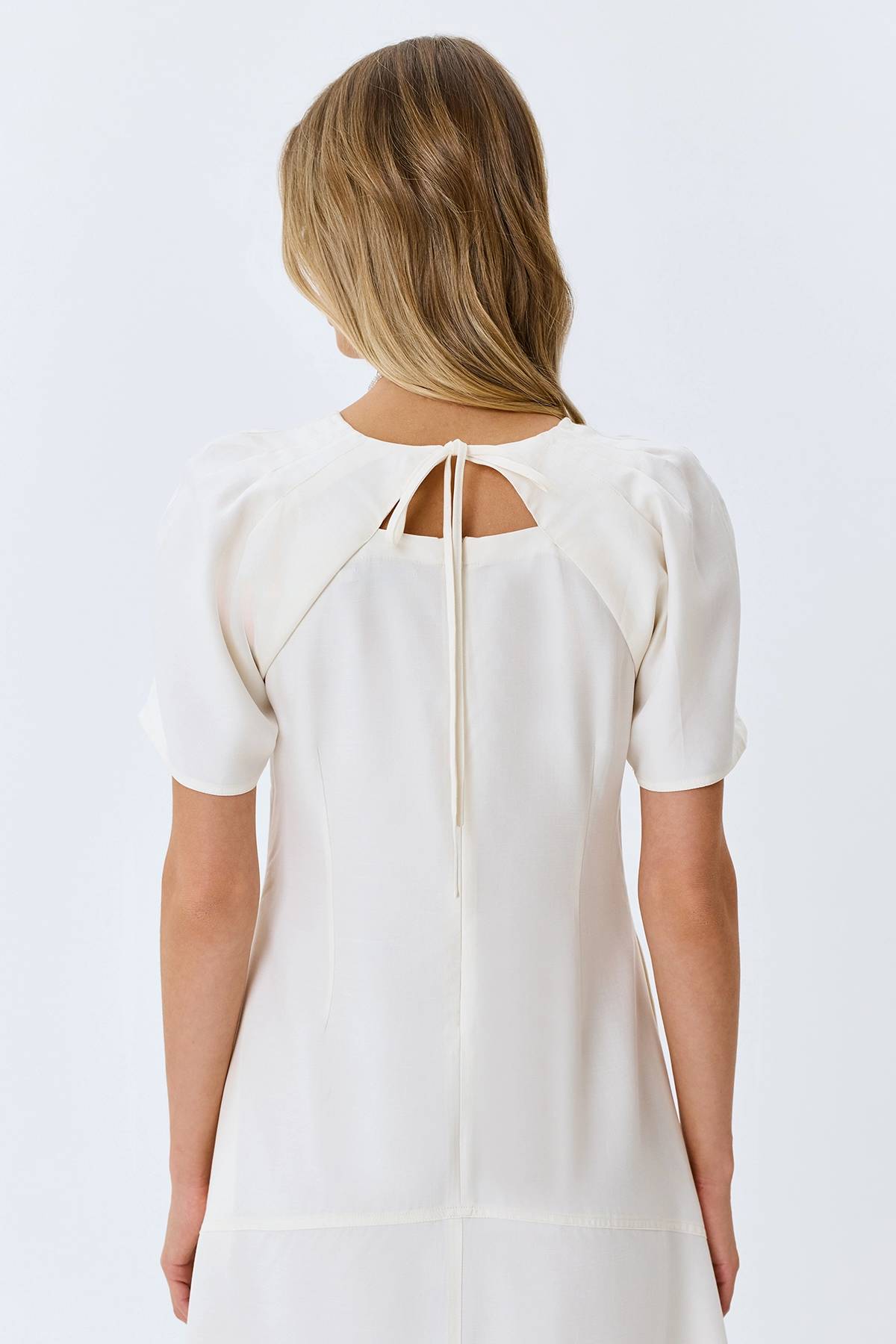 Платье А-силуэта с деталью на спинке в белом цвете, 52