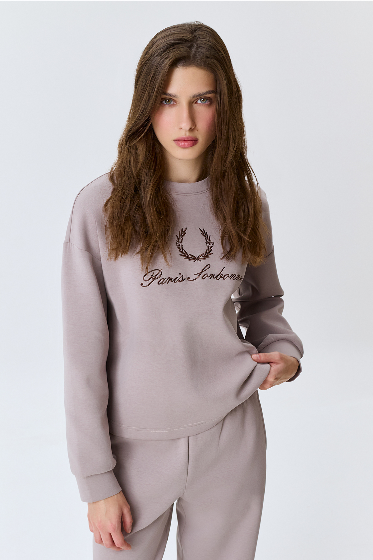 Oversize свитшот с деликатной вышивкой, 48