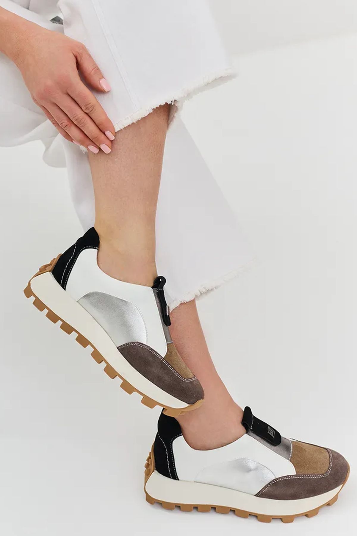 Кроссовки с контрастными деталями из натуральной кожи и мягкой замши, 40р