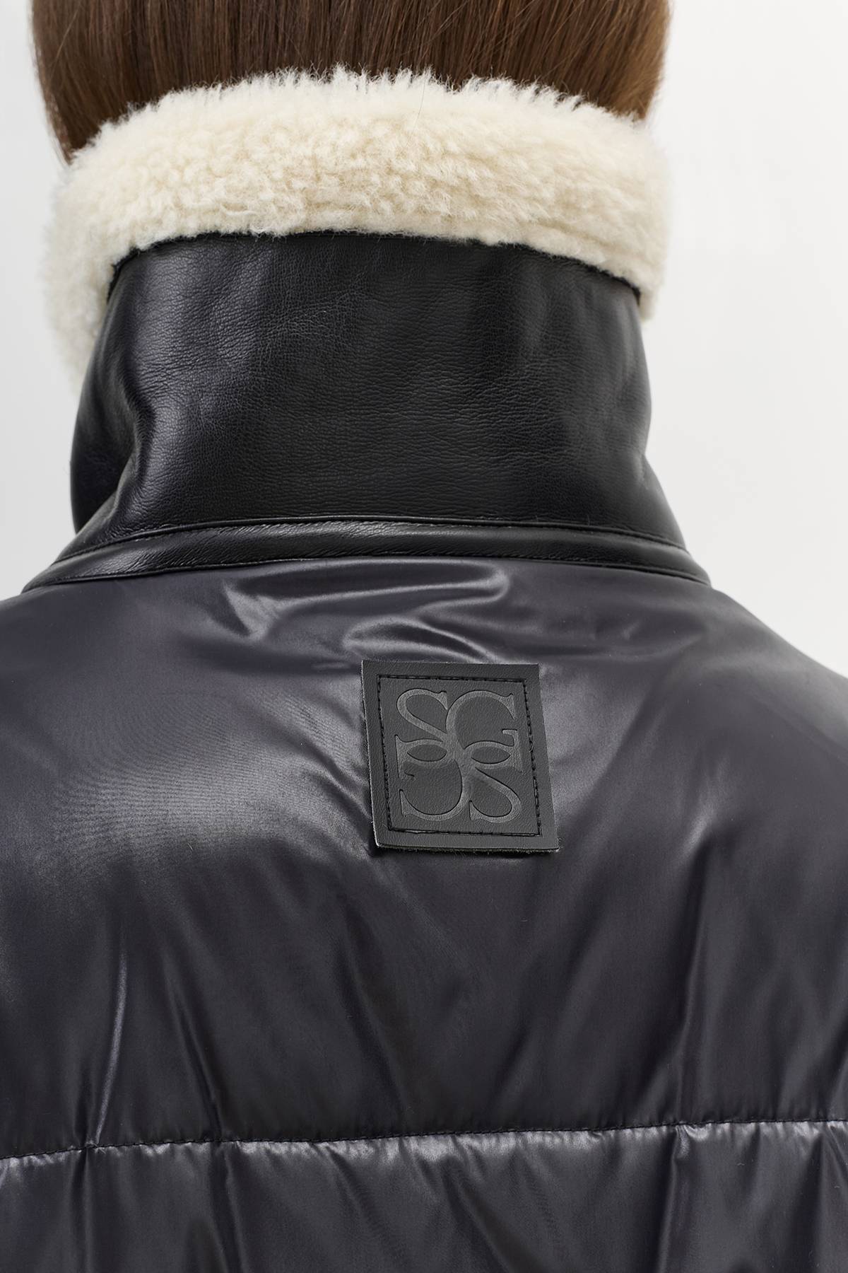 Лимитированная серия Комбинированная куртка с овчинойс палантином, 42