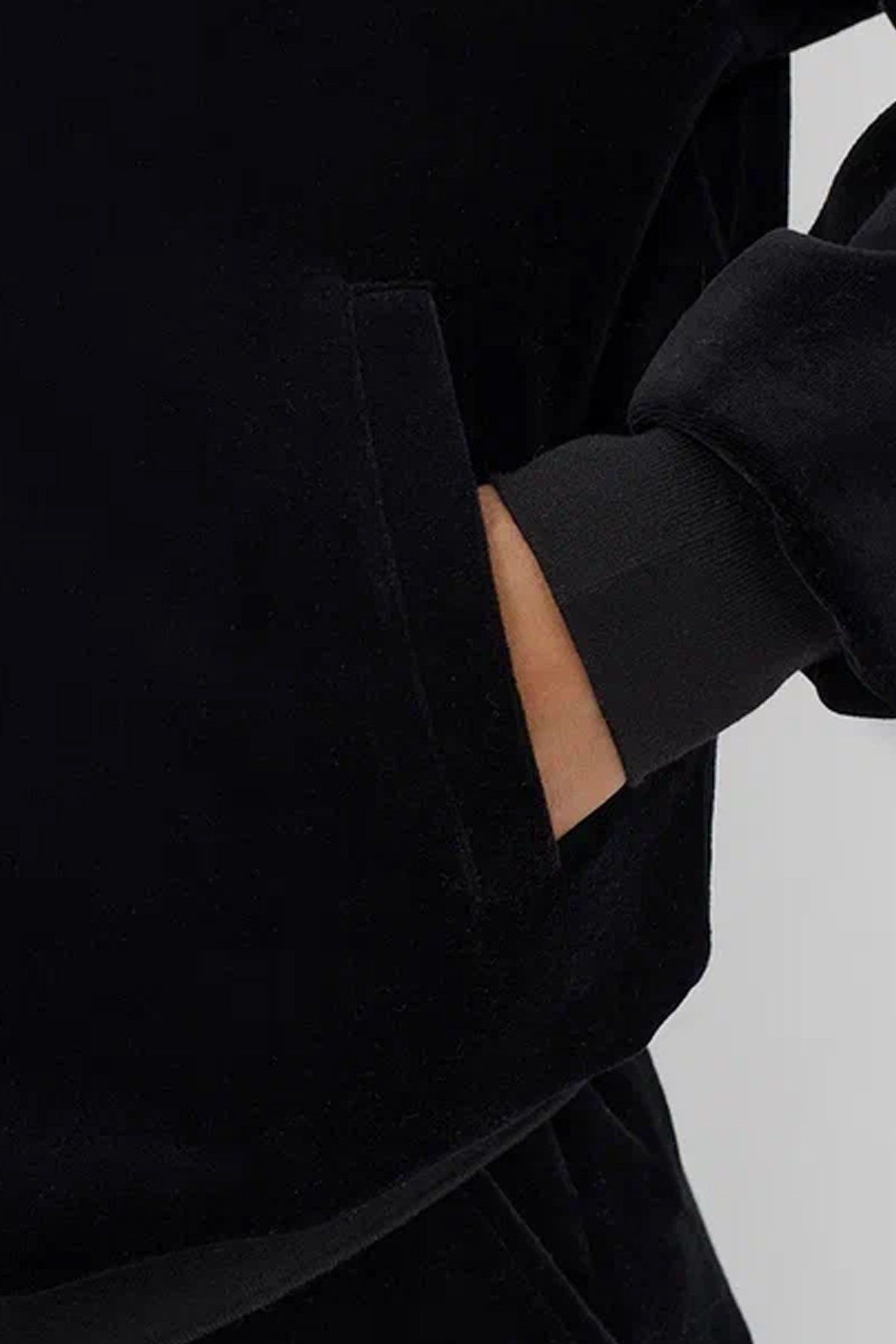 Велюровый жакет-бомбер с аппликацией из серебристых страз в черном цвете, 44р