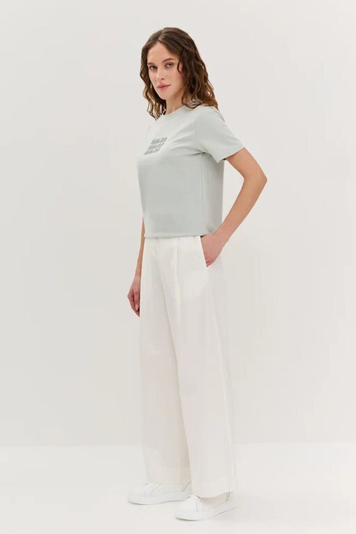 Однотонная футболка серо-голубого цвета с объёмным декором, 52р