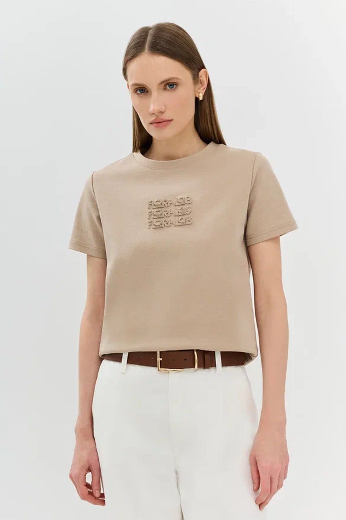 Однотонная футболка бежевого цвета с объёмным декором, 48р