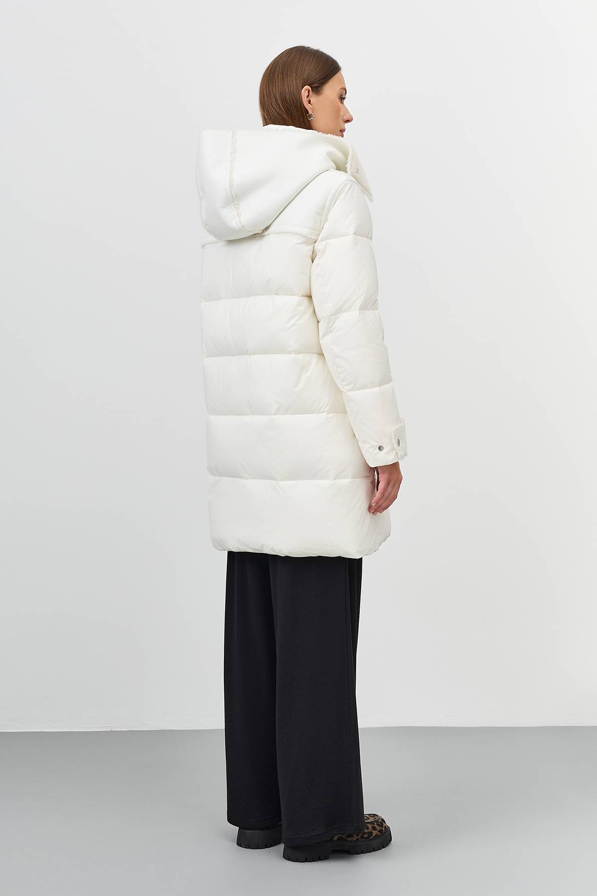 Лимитированная серия Пальто с капюшоном из искусственной овчиныс палантином, 42