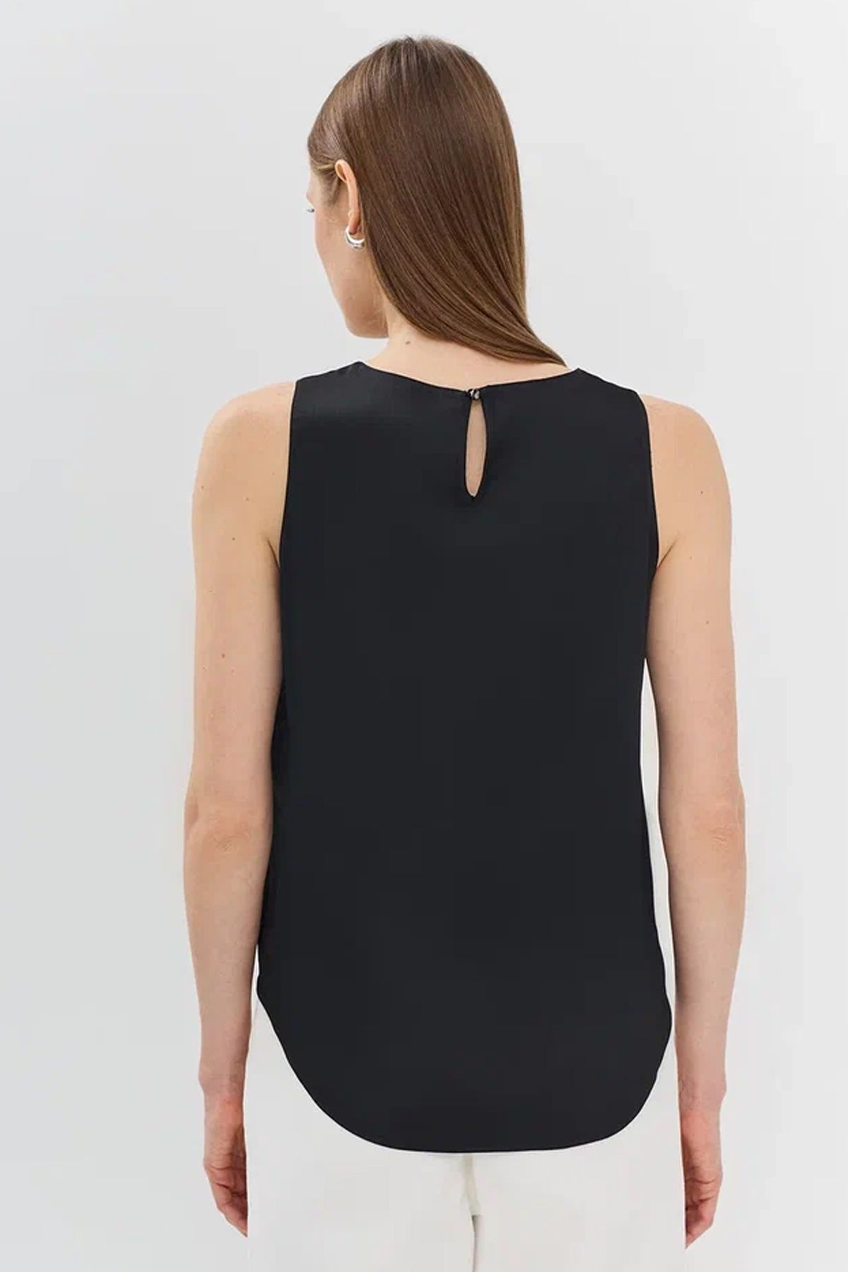 Элегантный топ из поливискозы свободного силуэта в черном цвете, 52р