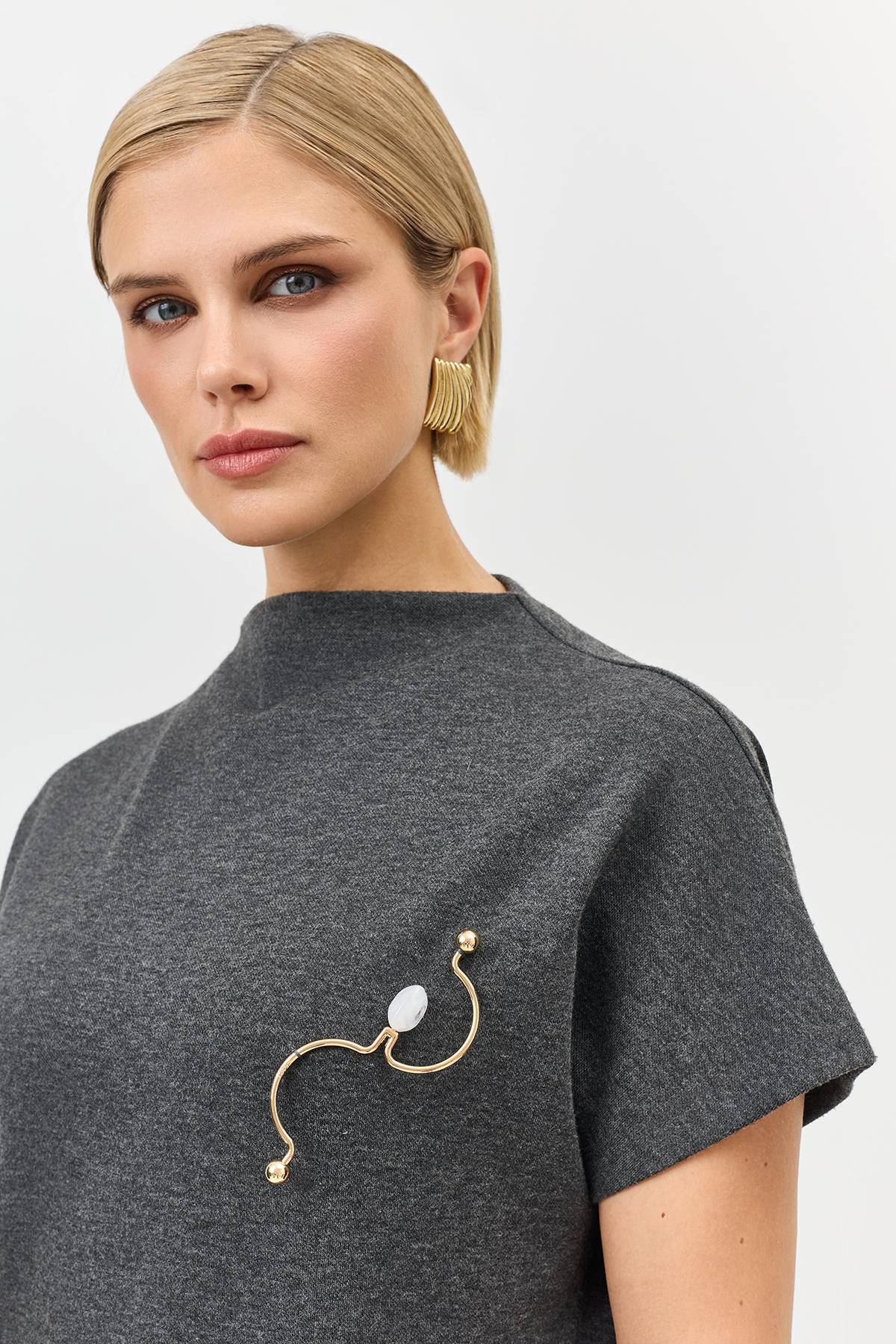 Лимитированная серия платье-миди с брошью и палантином, 36