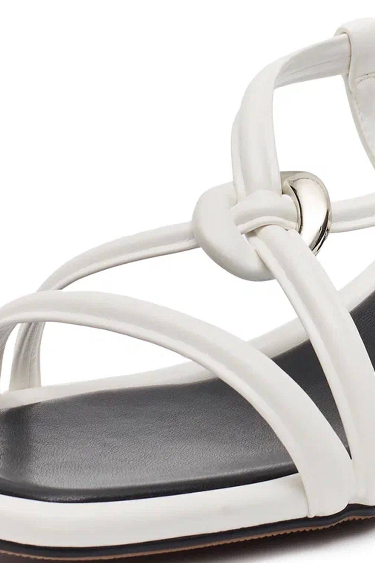 Кожаные босоножки с металлическим декором, 40р