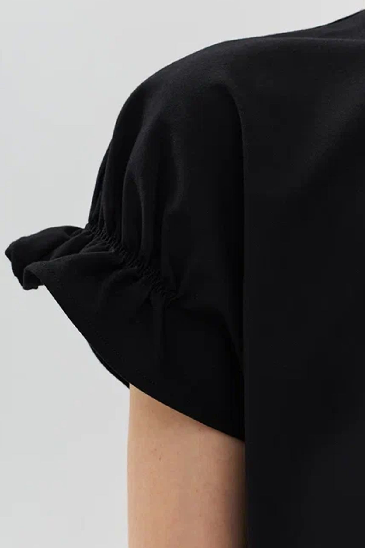 Романтичная футболка со сборкой по низу рукавов в черном цвете, 52р