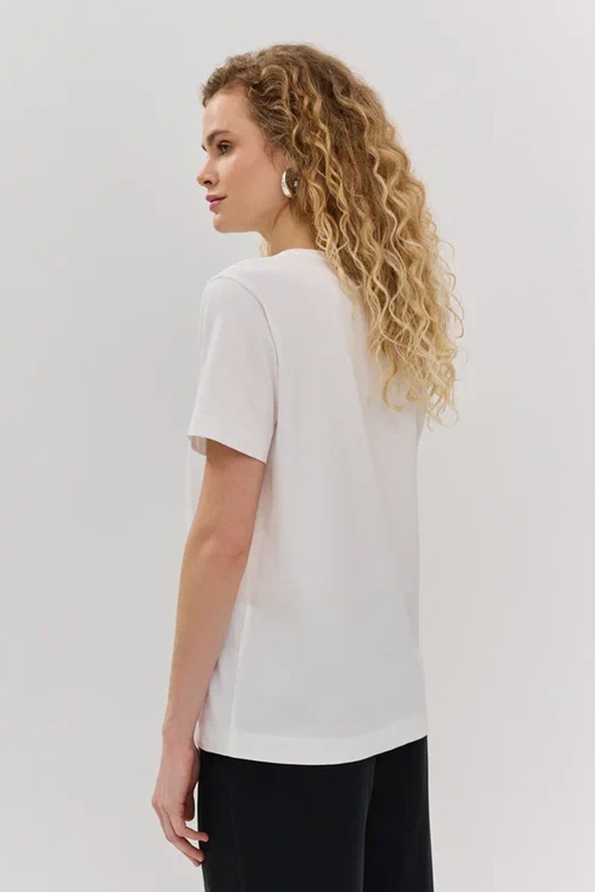 Белая футболка с фольгированным принтом, 52р