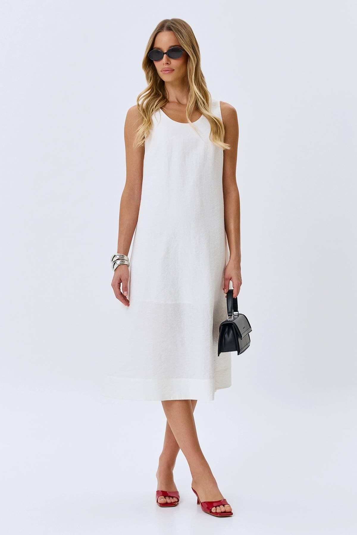 Свободное платье с поясом в белом цвете, 52