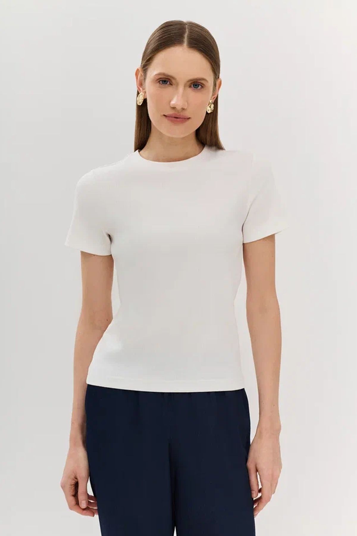 Укороченная футболка в рубчик приталенного силуэта в белом цвете, 40р