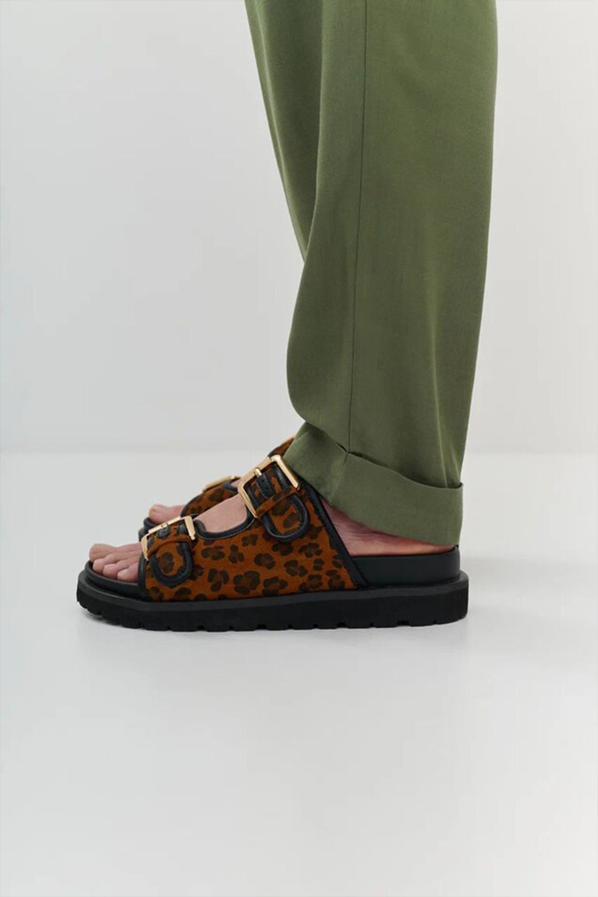 Брюки оливкового цвета с резинкой на талии и карманами, 46р