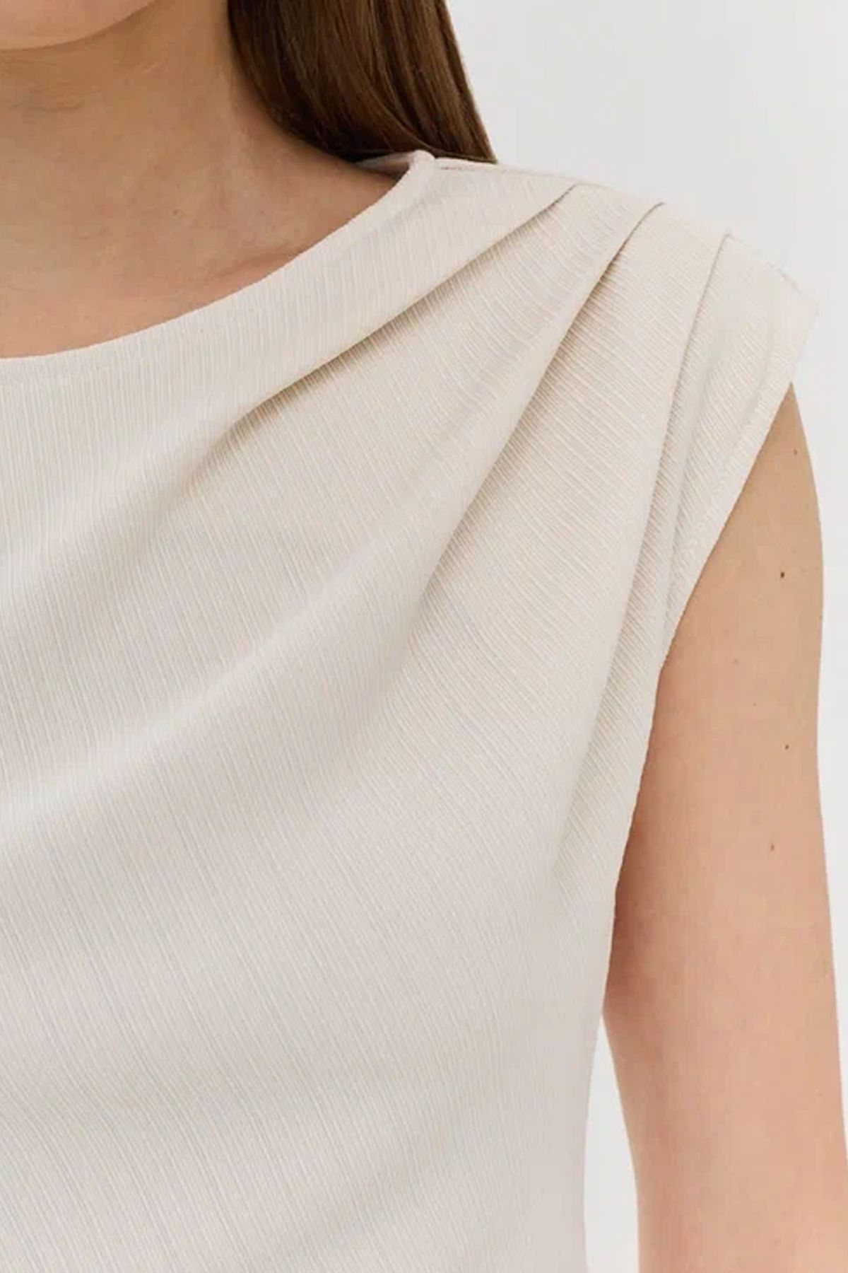 Классическое платье в светло-бежевом цвете с коротким рукавом, 50р