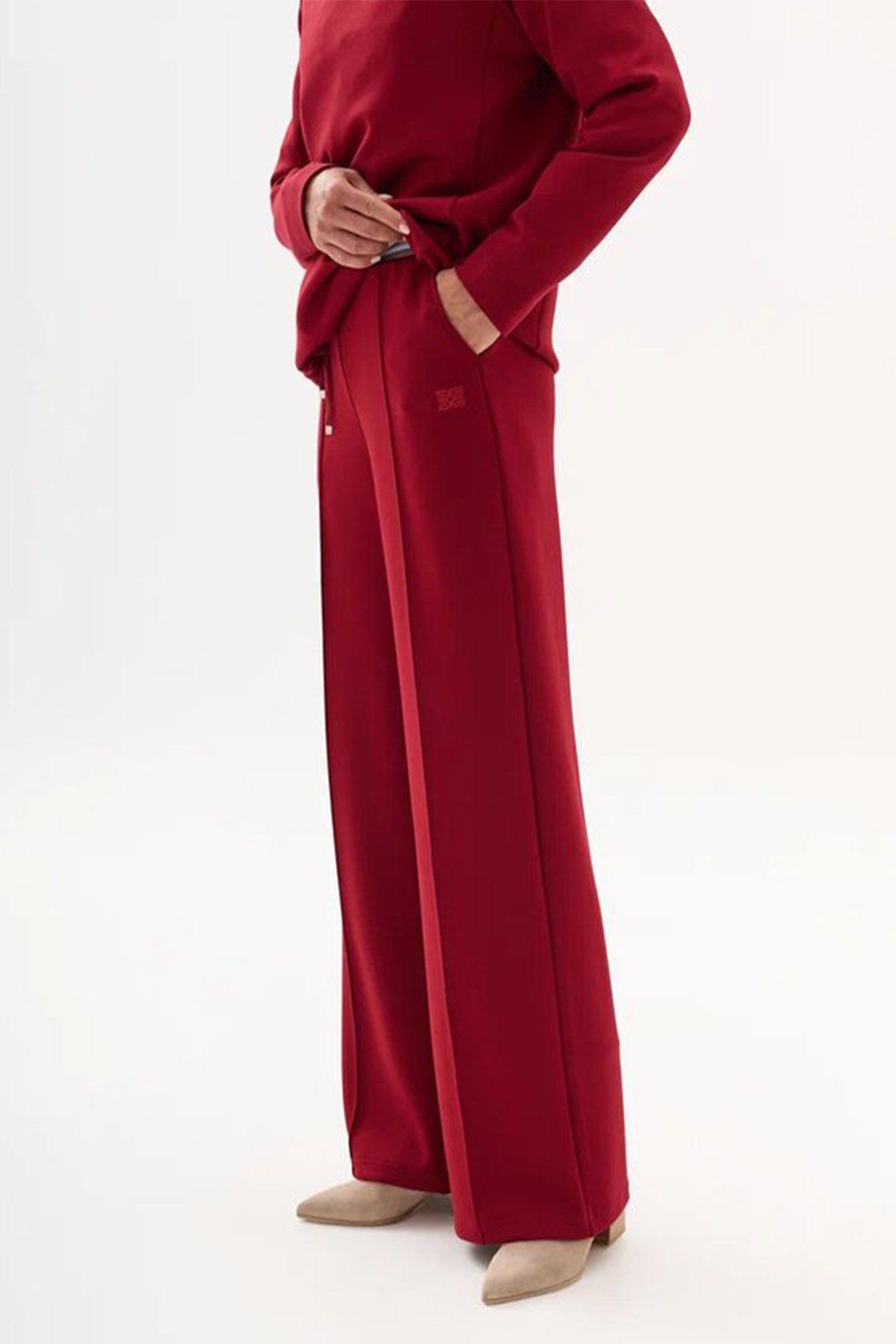 Трикотажные брюки с минималистичкой вышивкой, 48р