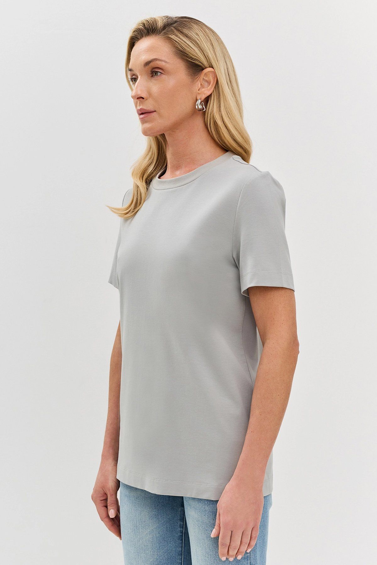 Базовая футболка в сером цвете с коротким рукавом, 44р