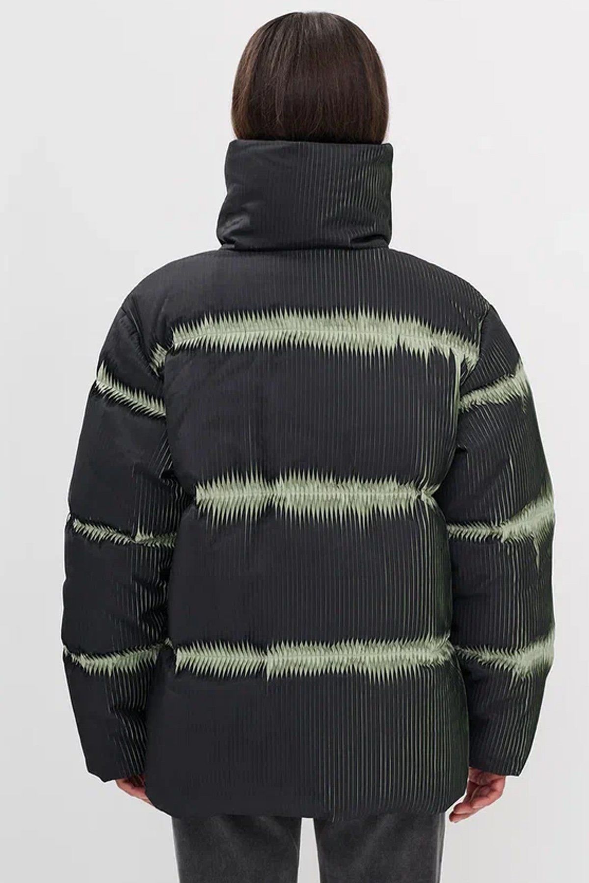 Двухцветная куртка из гофрированной фактурной ткани, 40р