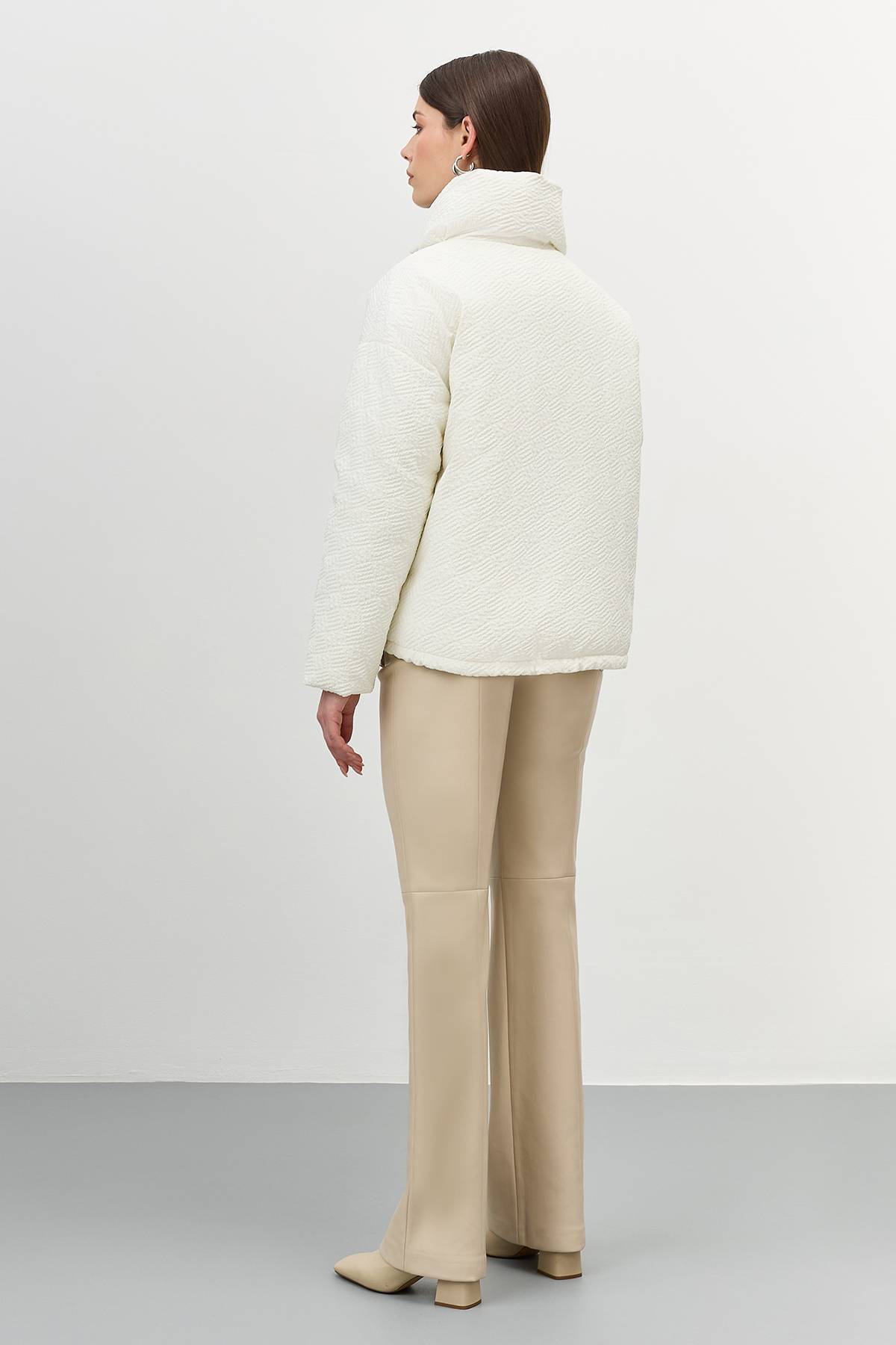 Лимитированная серия объемная куртка из фактурной ткани с палантином, 50