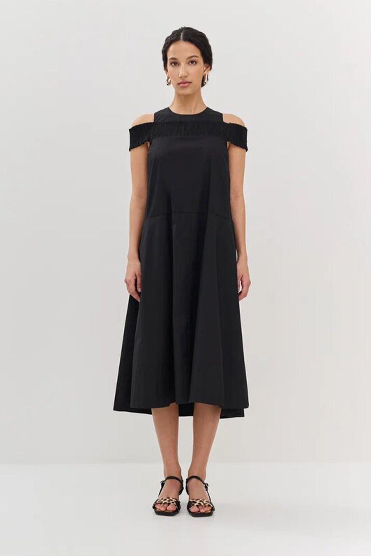 Платье с открытыми плечами, 40р