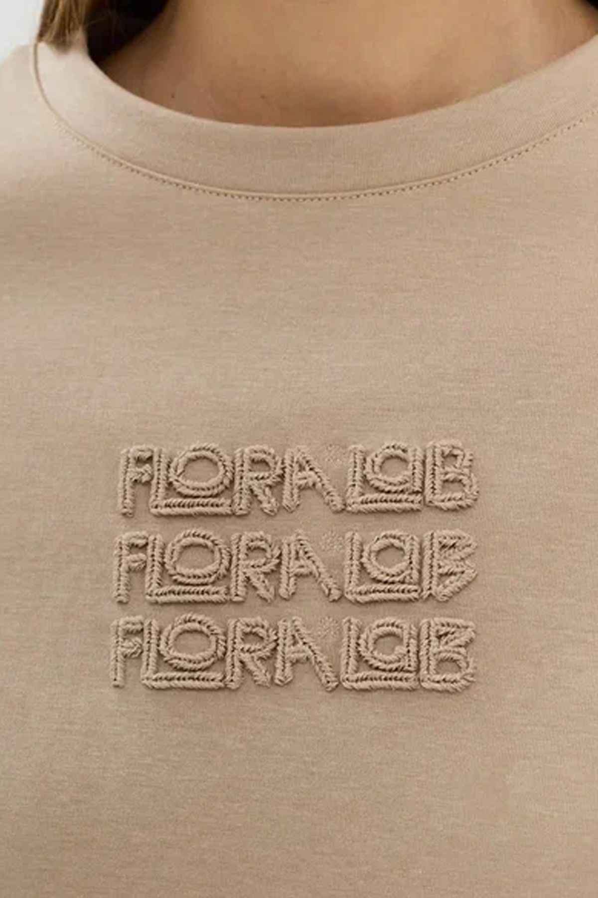 Однотонная футболка бежевого цвета с объёмным декором, 48р