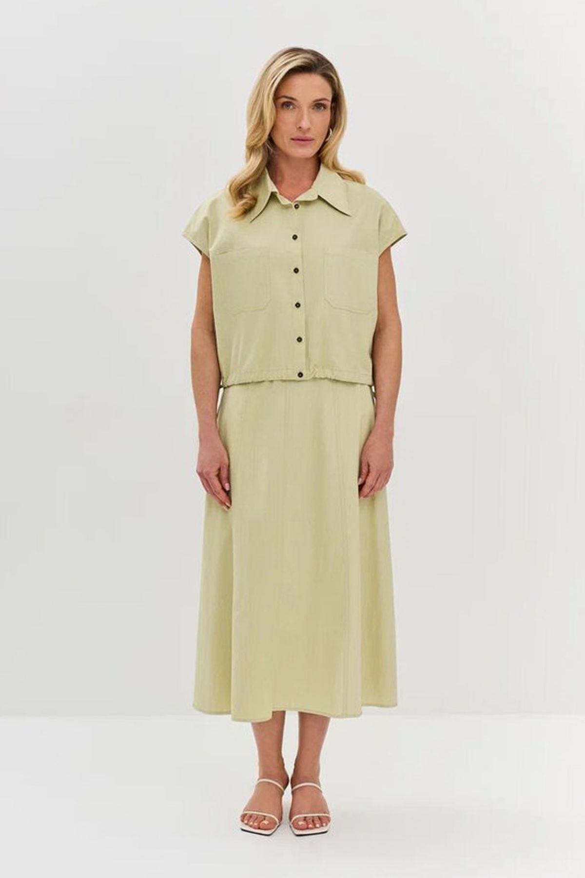 Укороченная блузка зелёного цвета с контрастными пуговицами, 44р