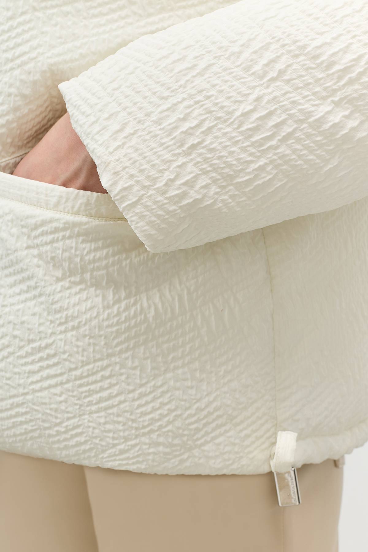 Лимитированная серия объемная куртка из фактурной ткани с палантином, 42