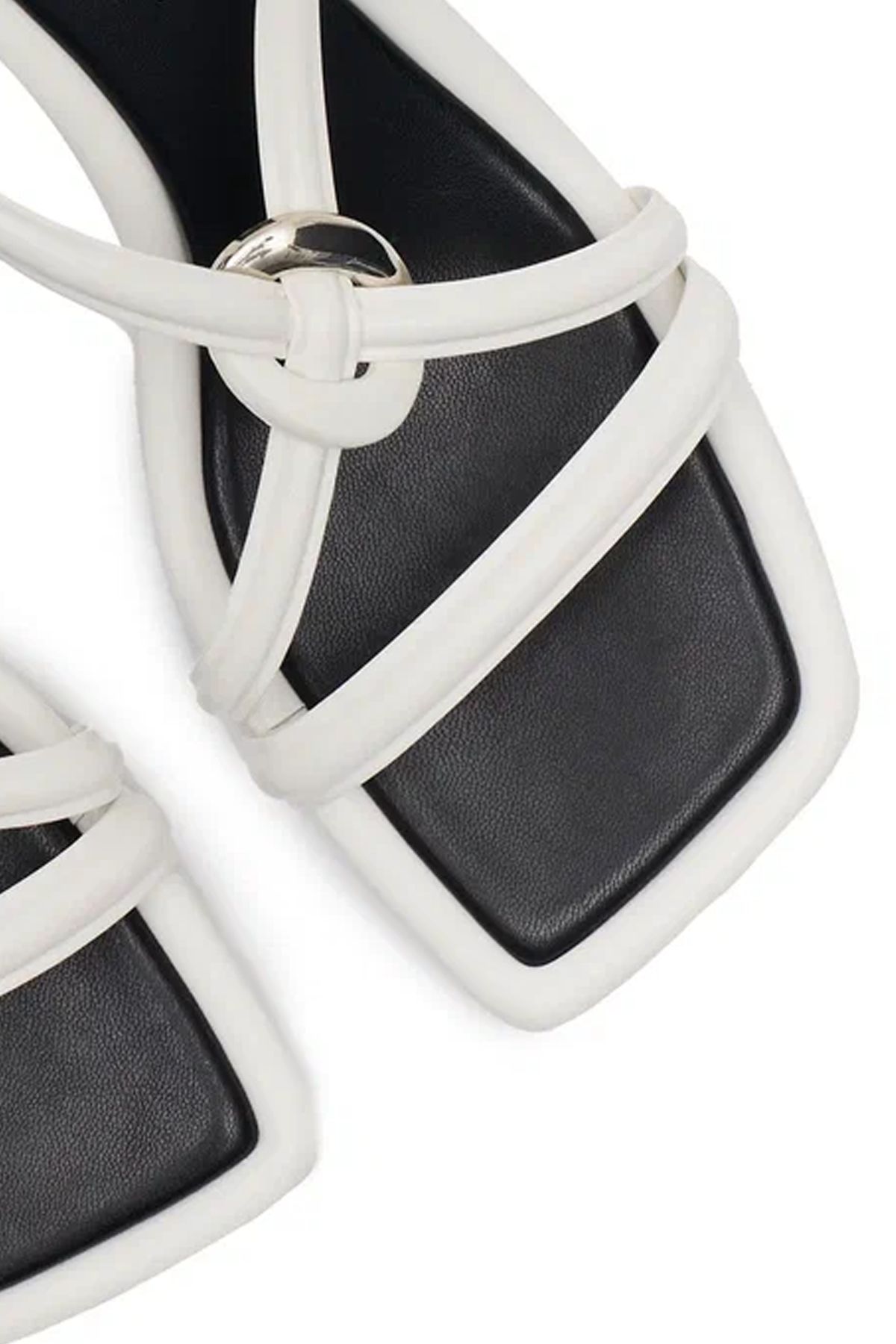 Кожаные босоножки с металлическим декором, 37р