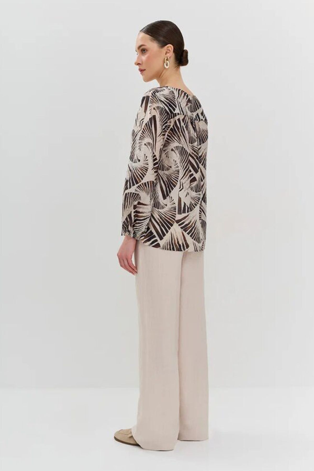 Брюки молочного цвета с резинкой на талии, 44р