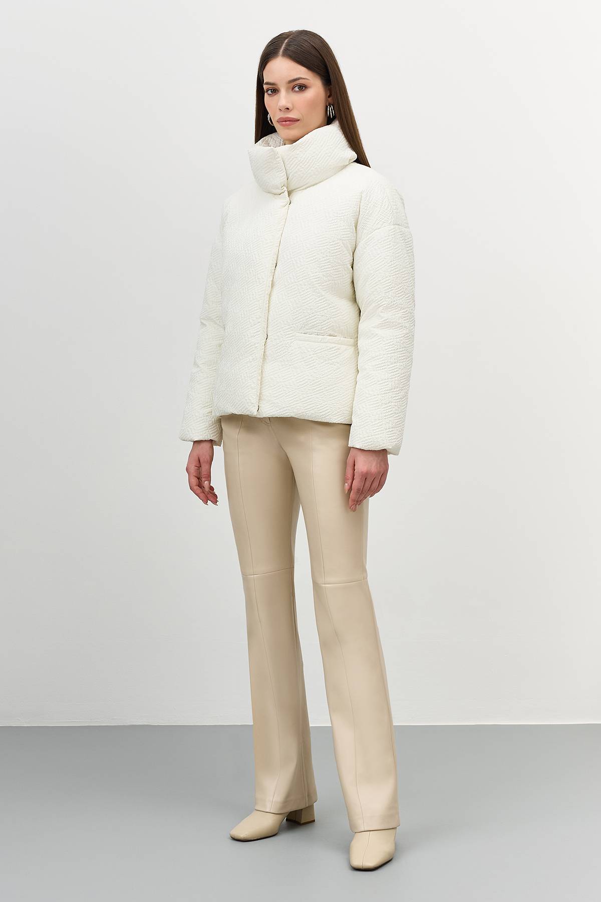 Лимитированная серия объемная куртка из фактурной ткани с палантином, 42